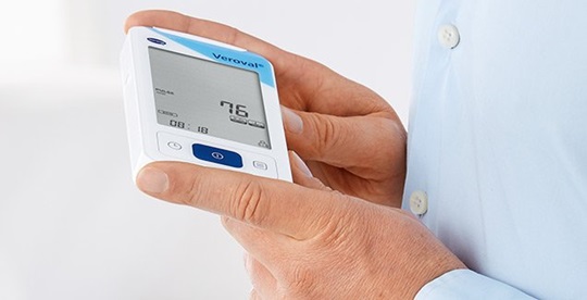 Prenosné EKG a tlakomer Veroval® v rukách muže