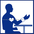 obrázok sediaceho človeka sa zápästným tlakomerom vo výške srdca