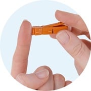 Immagine dell'utilizzo della lancetta pungidito sul dito indice