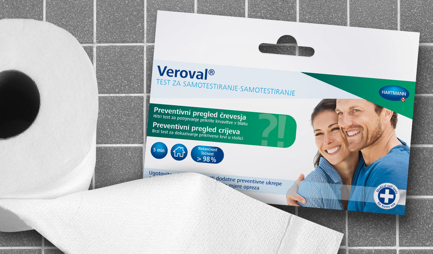 Verpackung des Veroval® Selbst-Test zur Darmvorsorge liegt neben einer Rolle Toilettenpapier