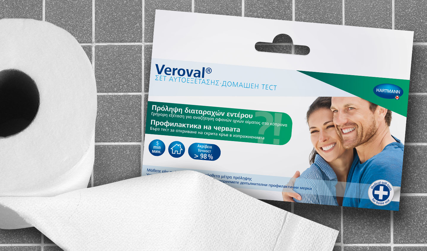 Verpackung des Veroval® Selbst-Test zur Darmvorsorge liegt neben einer Rolle Toilettenpapier