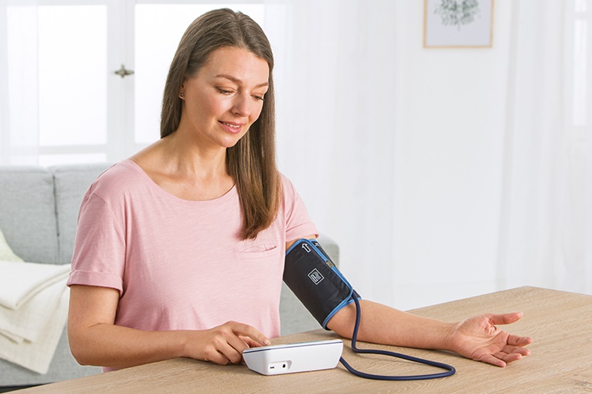 Vrouw meet haar bloeddruk met Veroval® duo control bovenarmbloeddrukmeter
