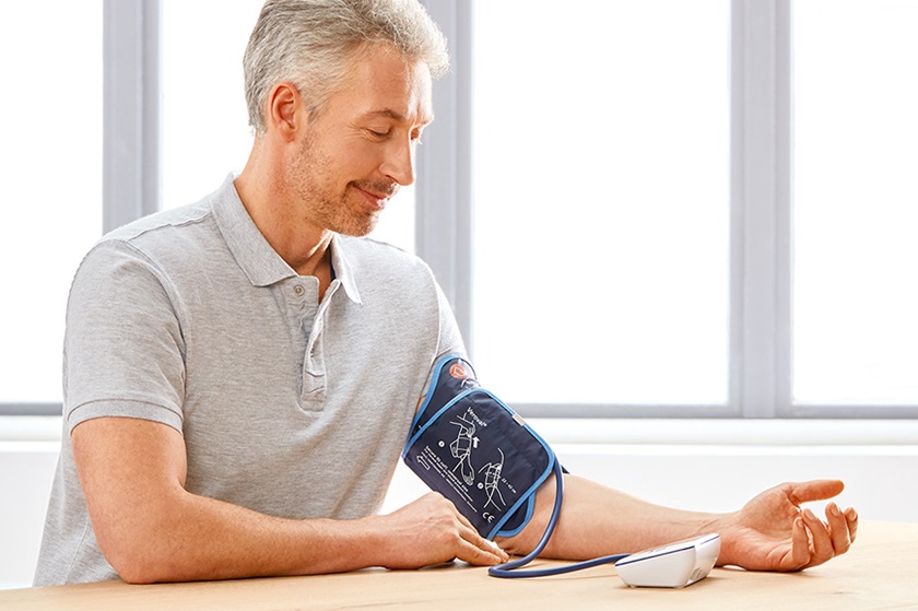 Man meet bloeddruk met Veroval® bovenarmbloeddrukmeter