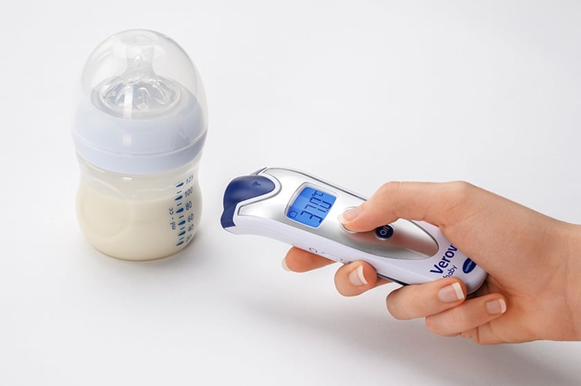 Temperatuur opnemen van flesje melk met Infrarood thermometer
