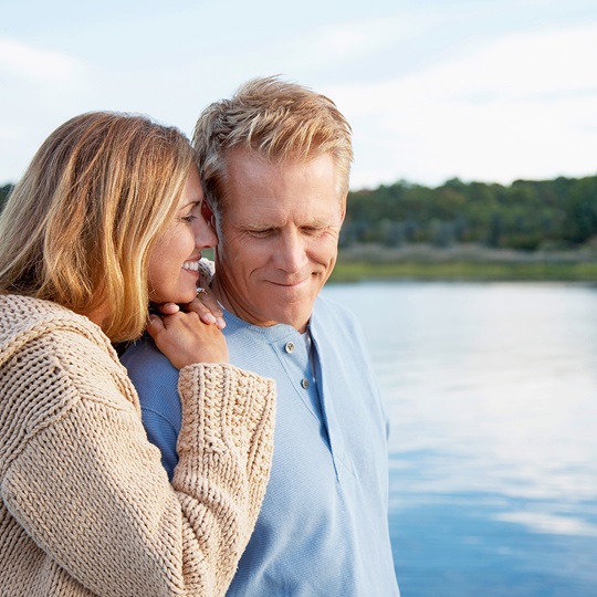 man en vrouw samen aan het water
