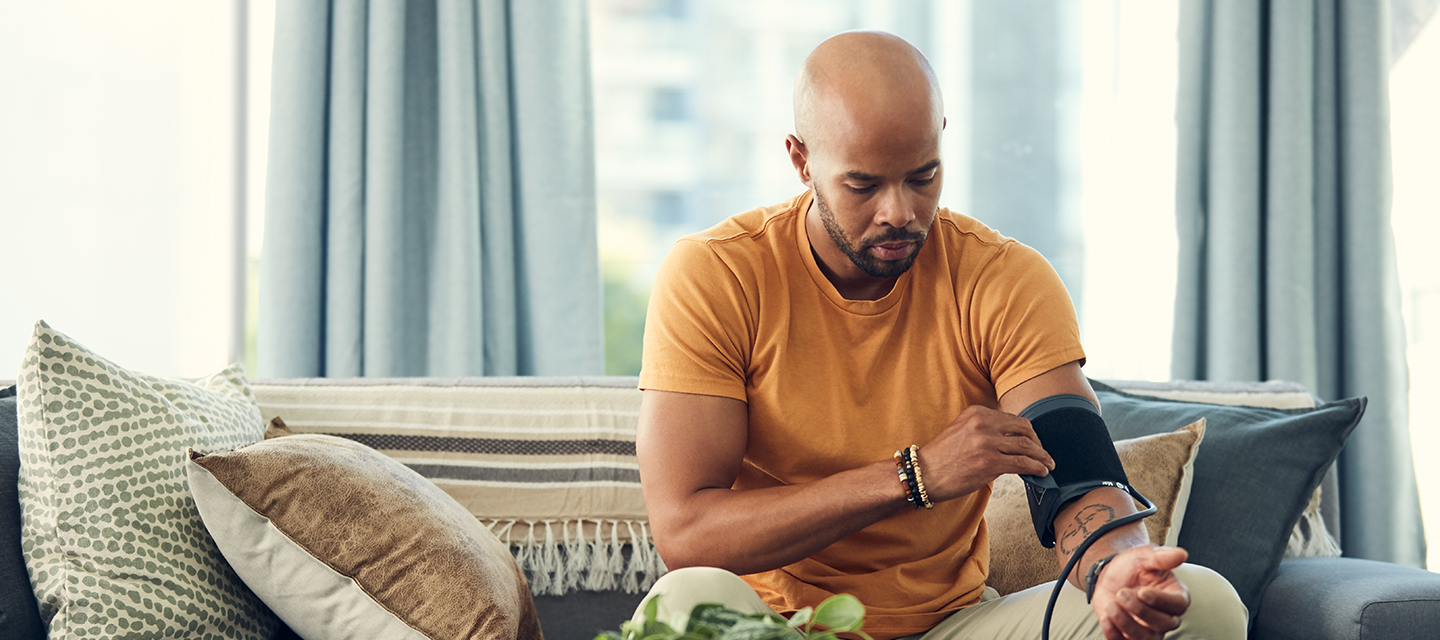 Man meet zijn bloeddruk