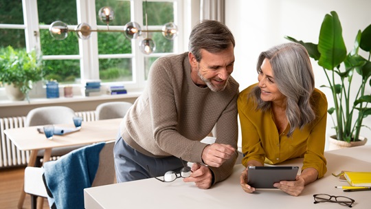 Couple reviewing data via the medi.connect app
